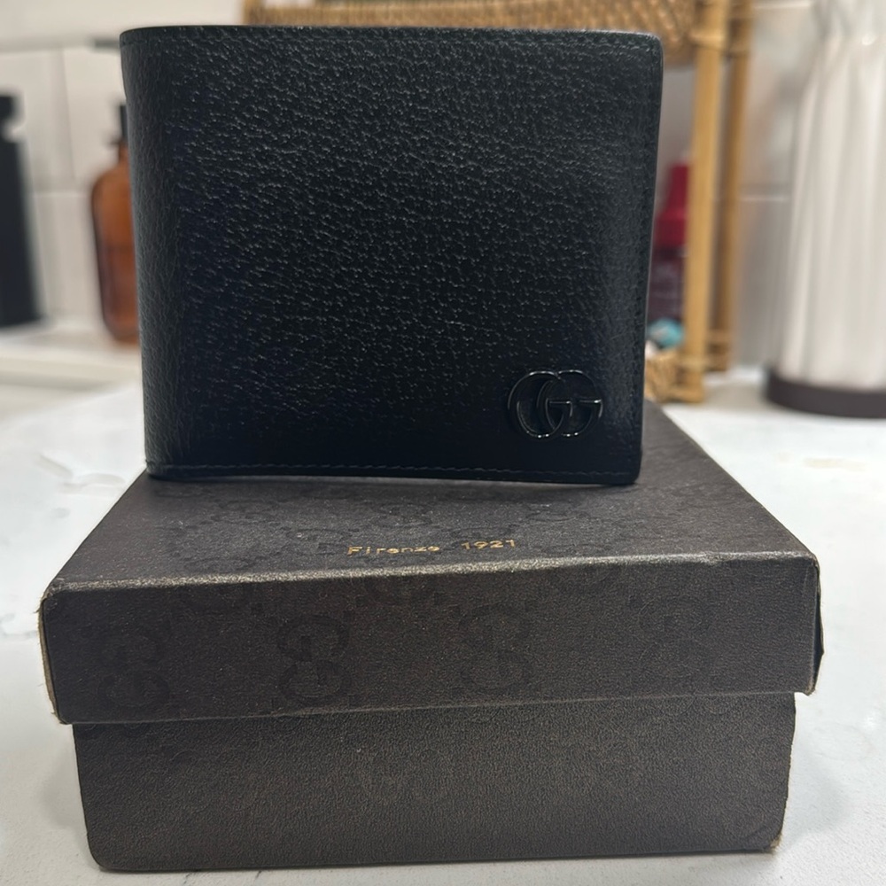 Gucci GG MARMONT BI-FOLD CARD CASE WALLET retail price $540 almost like new